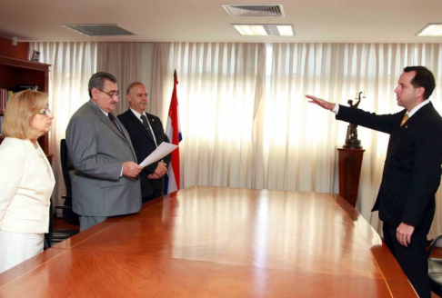 El agente fiscal Christian Bernal Duarte prestó juramento ante el presidente de la Corte Suprema de Justicia, Antonio Fretes, y los ministros Luis María Benítez Riera y Alicia Pucheta de Correa.