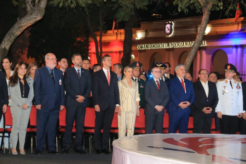 El presidente de la Corte Suprema de Justicia, doctor César Diesel, participando del acto de entrega de patrulleras, motocicletas y equipos de comunicación, donados por la entidad Itaipú Binacional.