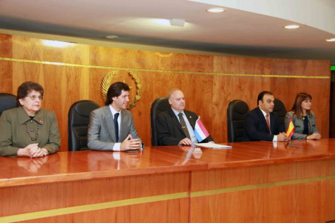 El ministro del Interior, Carmelo Caballero, junto al ministro de la Corte Suprema de Justicia doctor Luis María Benítez Riera y otras autoridades.