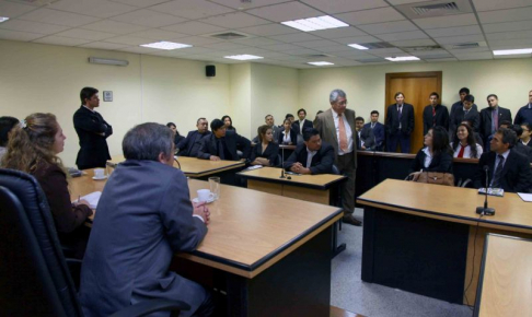 El defensor público Carlos Flores explicando a los estudiantes la técnica de desarrollo de un juicio oral.