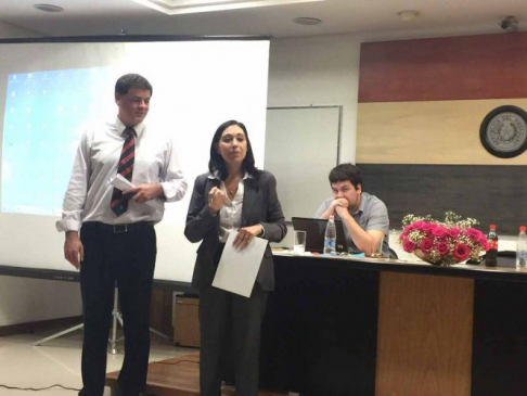 La doctora María Eugenia de Allen, presidenta del Consejo de Administración de la Circunscripción de Central, y el doctor Camilo Torres durante la presentación de la jornada.