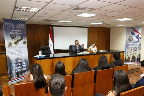 Estudiantes de Derecho UNP visitaron Palacio de Justicia de Asunción.