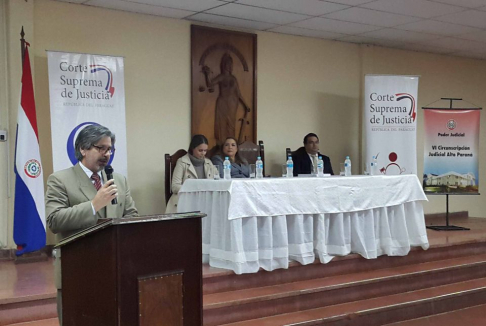 El presidente de la Circunscripción, abogado Isidro González, dando la bienvenida a los participantes del curso.