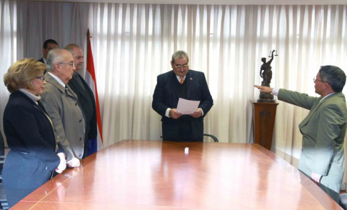 Momento del juramento de rigor del juez Penal de Garantías, Nelson Báez.