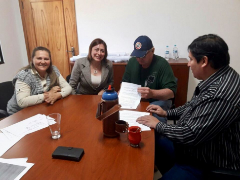 Firma de contrato entre la Corte Suprema y el locador.