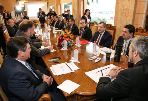 La Cumbre de Poderes del Estado se llevó a cabo en el Palacio de Gobierno. Tambien estuvieron representantes del sector privado.