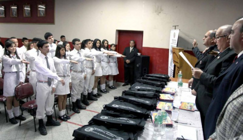 El ministro Miguel Óscar Bajac, tomando juramento a los estudiantes.