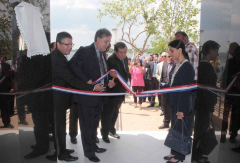 Del acto de corte de cinta participaron el abogado Hugo Grance, el doctor Antonio Álvarez Alvarenga, el abogado Miguel Ángel Castillo y la gobernadora Marlene Ocampos.