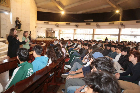 La apertura del encuentro estuvo a cargo de la abogada Nélida Encina Antola, funcionaria del Departamento de Educación en Justicia, quien introdujo a los estudiantes en el conocimiento de los Poderes del Estado.