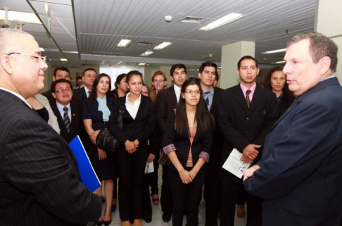 El juez en lo civil y comercial Hugo Aníbal Becker compartió con los alumnos de derecho.