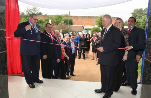 Los ministros Antonio Fretes (Pdte.) y Luis María Benítez Riera inauguraron la sede judicial.