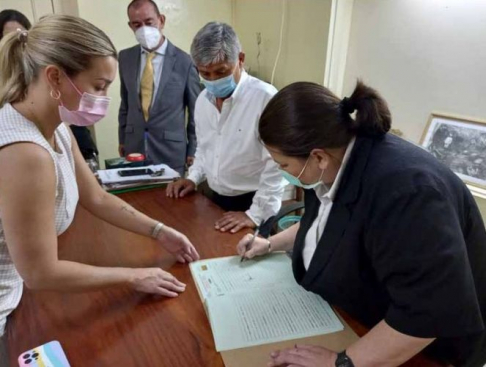 Firmaron transferencia de título para futura sede de Juzgado de Paz de Caraguatay