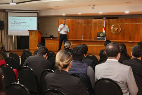 Magistrados, profesionales del derecho y funcionarios públicos asistieron a la capacitación centrada en la evolución y el marco de los contratos públicos en el Estado.