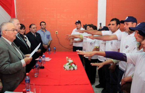 Momento de la toma del juramento de rigor a los nuevos facilitadores judiciales por parte del ministro de la Corte Suprema de Justicia doctor Oscar Bajac.