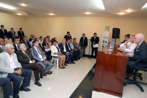 La presidenta, Alicia Pucheta, hablando a las autoridades presentes en la Gobernación.