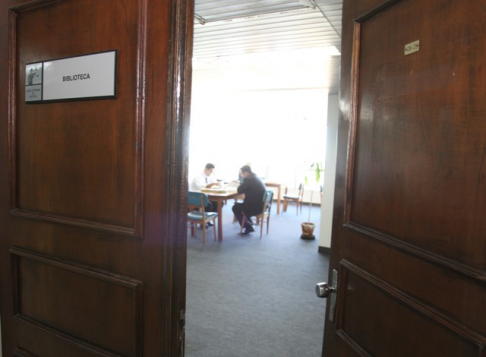 En la biblioteca se podrán obtener colecciones específica de textos, revistas, CD ROOMS y otros materiales, en el ámbito de las Ciencias Jurídicas.