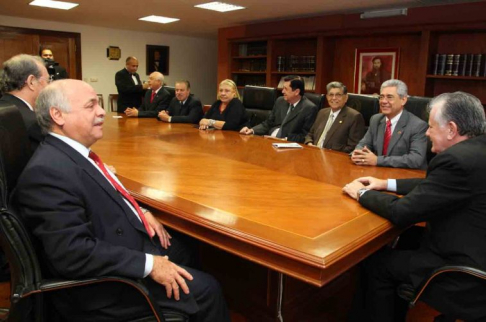 La reunión entre el presidente de la Corte Suprema de Justicia, doctor Víctor Núñez y autoridades de la UNA se llevo a cabo en la sala del pleno de la máxima instancia judicial