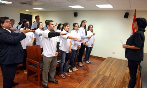 Alumnos juran como facilitadores judiciales.