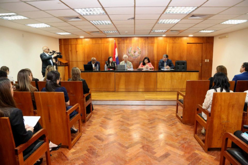 Ministra Carolina Llanes participó de la apertura de un conversatorio sobre Justicia Restaurativa.