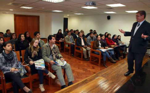 El camarista Emiliano ofreció una charla educativa a los estudiantes.