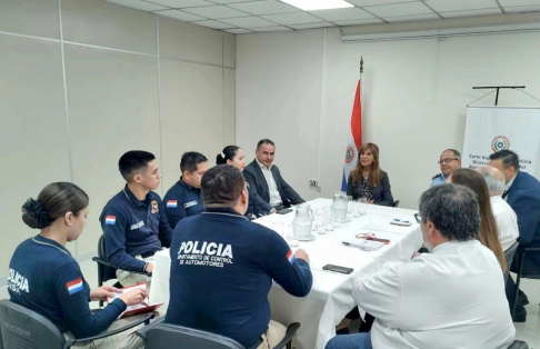 Reunión entre representantes de DRA y Policía Nacional para optimizar servicio.