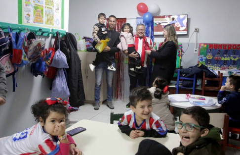 Los padres de los alumnos del EDI participaron del festejo que se realizó en honor a su día, vistiendo en su mayoría la tradicional camiseta albirroja.