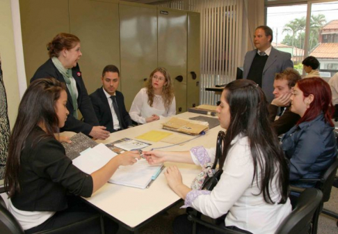 La coordinadora del Museo de la Justicia, Rosa Palau, expuso a los alumnos acerca del contenido de los documentos obrantes en el lugar.