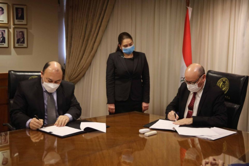 El presidente Diesel y director nacional de Aduanas, Julio Fernández Frutos, durante la firma de la rúbrica.