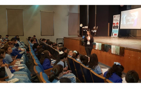 La licenciada Amada Herrera expuso sobre el ciberbullying.
