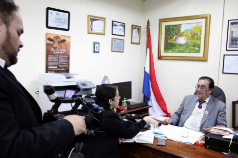 El director de la Dirección de Marcas y Señales de Ganados, Arnaldo González, invita a pequeños y grandes ganaderos a que accedan a los servicios que presta la Corte Suprema de Justicia.