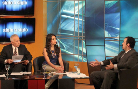 El director de la Oficina de Ética Judicial, abogado Gonzalo Sosa Nicoli, con los conductores del programa 