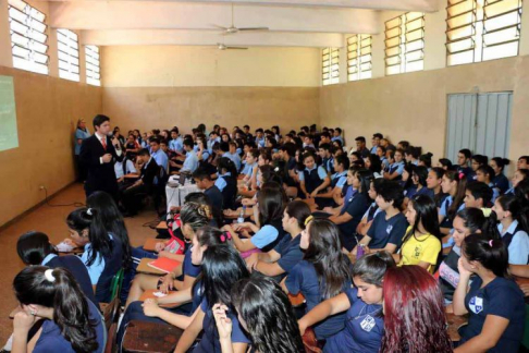 Un funcionario brinda una charla acerca del sistema judicial.