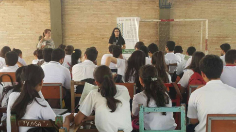 Los estudiantes recibiendo capacitación sobre el programa.