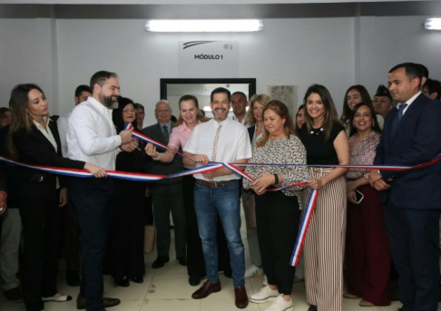 Corte simbólico de la cinta de inaugiración de UTRA.