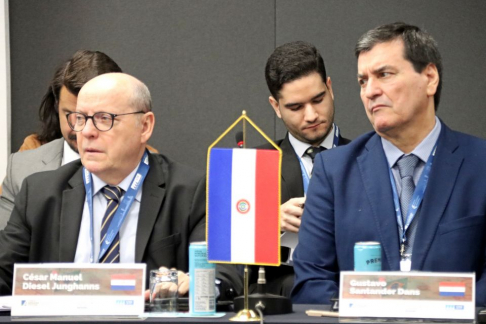 Presidente César Manuel Diesel Junghanns y ministro Gustavo Santander Dans participan en debates sobre justicia constitucional en Brasilia.