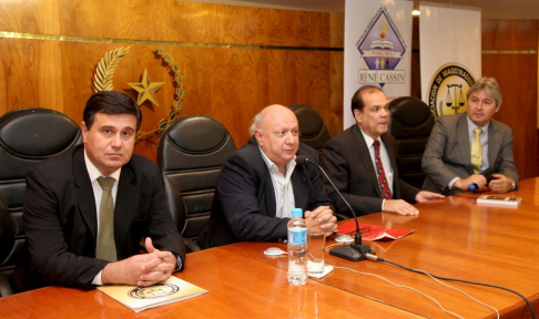 El secretario de Capacitación, Enrique Mongelós; el conferencista, profesor doctor Alberto Binder; el director académico, José Waldir Servín; y el doctor José Agustín Fernández.