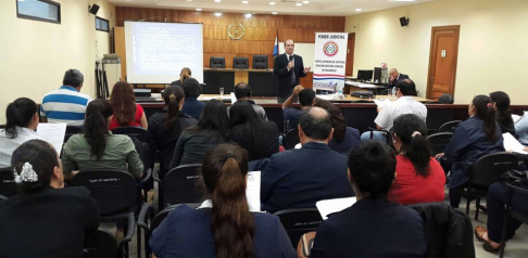 El doctor Waldir Servín, durante el desarrollo del curso en la Sala de Juicios Orales del Palacio de Justicia de Pilar