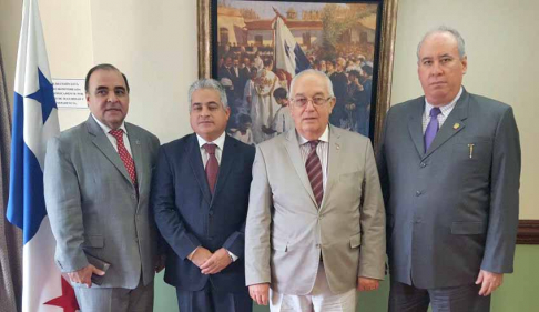 El ministro de la Corte Suprema de Justicia, Miguel Oscar Bajac y el director del SNFJ, Abog. Rigoberto Zarza con el Presidente de la Corte Suprema de Panamá, Dr. José Ayú Prado Canals.