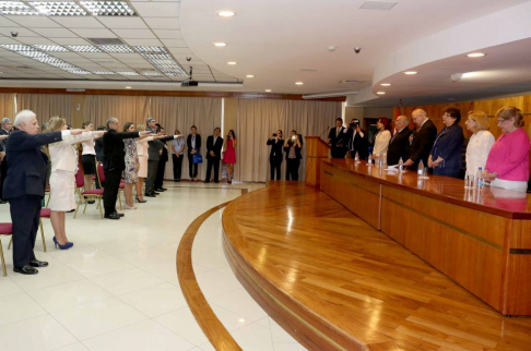Momento del juramento de rigor ante los ministros de la máxima instancia judicial y la Defensora General de la República