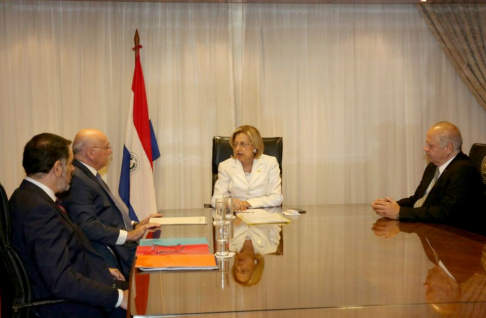 La presidenta de la Corte Suprema de Justicia, doctora Alicia Pucheta y el ministro Luis María Benitez Riera recibieron esta mañana al canciller nacional, Eladio Loizaga.