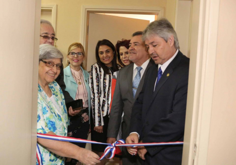 Los doctores Valentina Nùñez y José  Agustín Fernández proceden  al corte de cinta durante la habilitación de la biblioteca jurídica de la Asociación de Jueces del Paraguay.