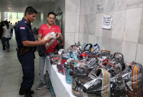 Feria navideña en el Palacio de Justicia de Asunción.