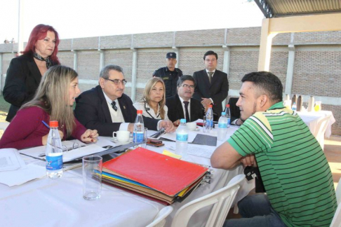 El presidente de la Corte, doctor Antonio Fretes, conversando con un recluso, en una de las tantas visitas que realizaron el año pasado las autoridades judiciales a las penitenciarías.