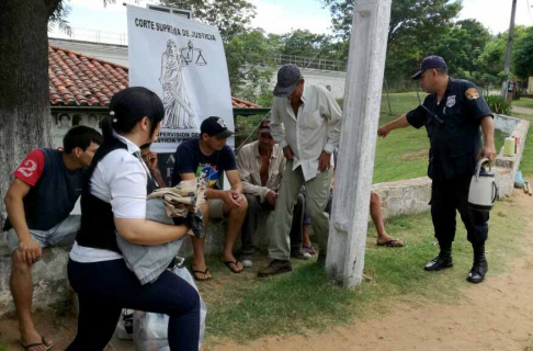 Durante la visita a la Penitenciaría Regional de Emboscada.