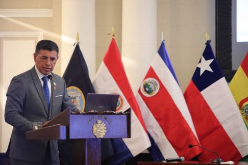 El ministro Víctor Ríos Ojeda durante su ponencia en Perú.
