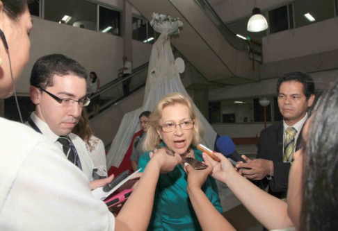 La ministra doctora Alicia Pucheta de Correa dialogando con los medios de prensa.