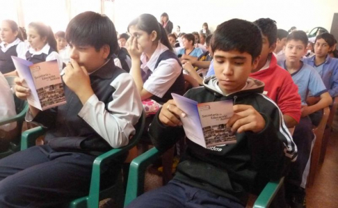 Los alumnos se mostraron muy interesados en los materiales didácticos entregados por los responsables del programa.