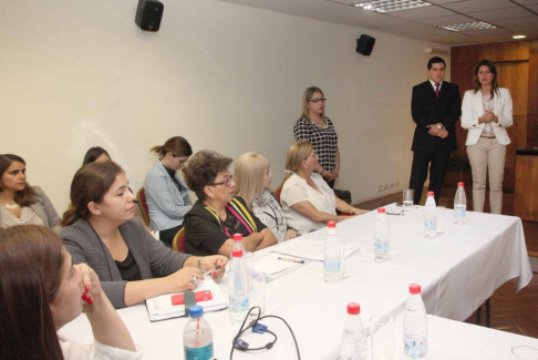 La abogada Nury Montiel, titular de la Dirección de Derechos Humanos de la Corte Suprema de Justicia, hizo la introducción a la mesa de trabajo.