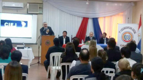 El ministro Antonio Fretes instó a los presentes a cuidar el medio ambiente.