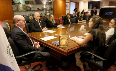 Fortalecimiento del conocimiento jurídico: La CSJ recibió revistas jurídicas de la UC para la Biblioteca del Poder Judicial.